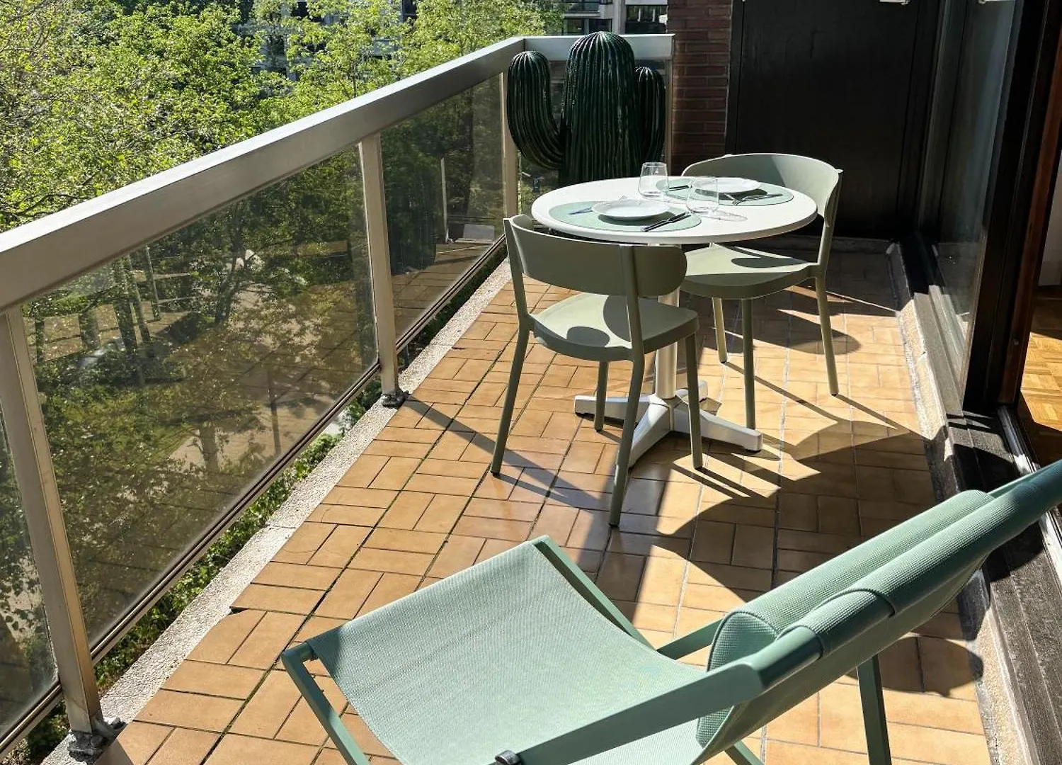 Large Sunny And Bright Apartment With Park View Oostende